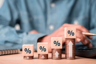 Foto: Münzen und Prozentzeichen